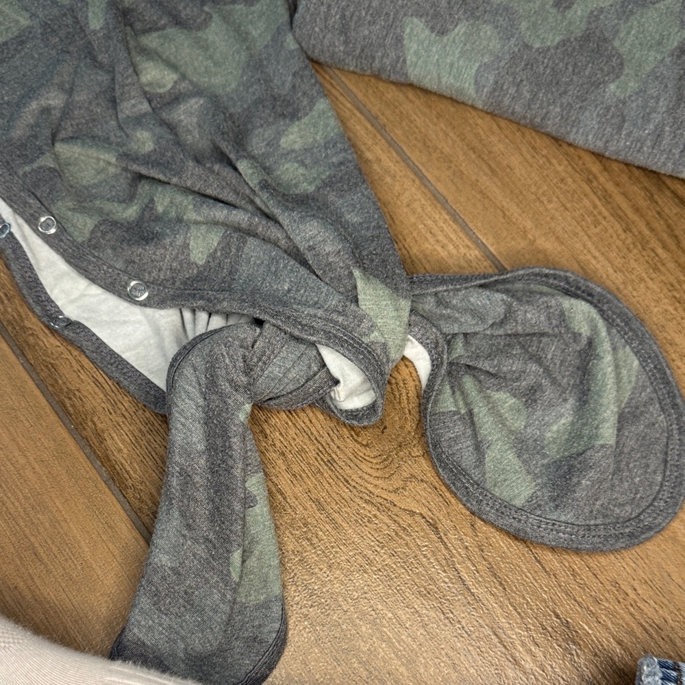 Kids infant gown Camo Pajama Set with Hat and swaddle bamboo blanket - Picture 4 of 4